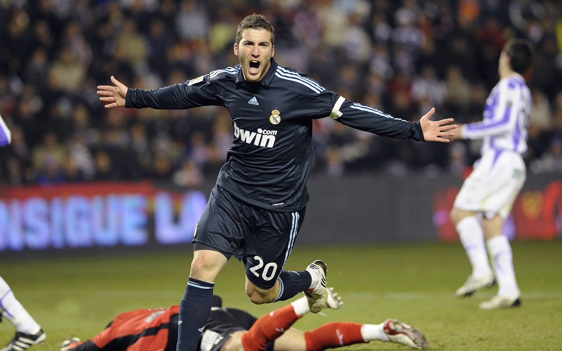 卡瓦哈尔铁翼焚城！威尔士完胜比利亚雷亚尔的战术启示录